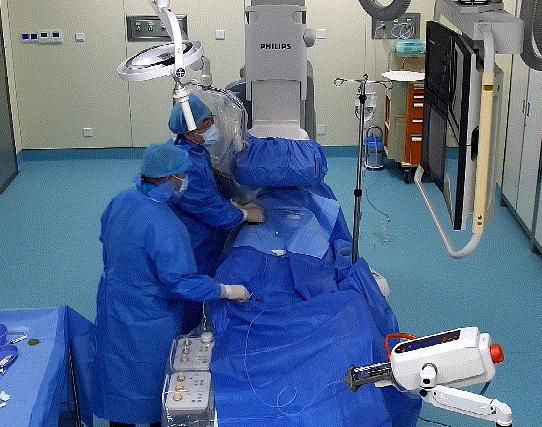 治前列腺增生不動刀，一根微導管讓它“由大變小”